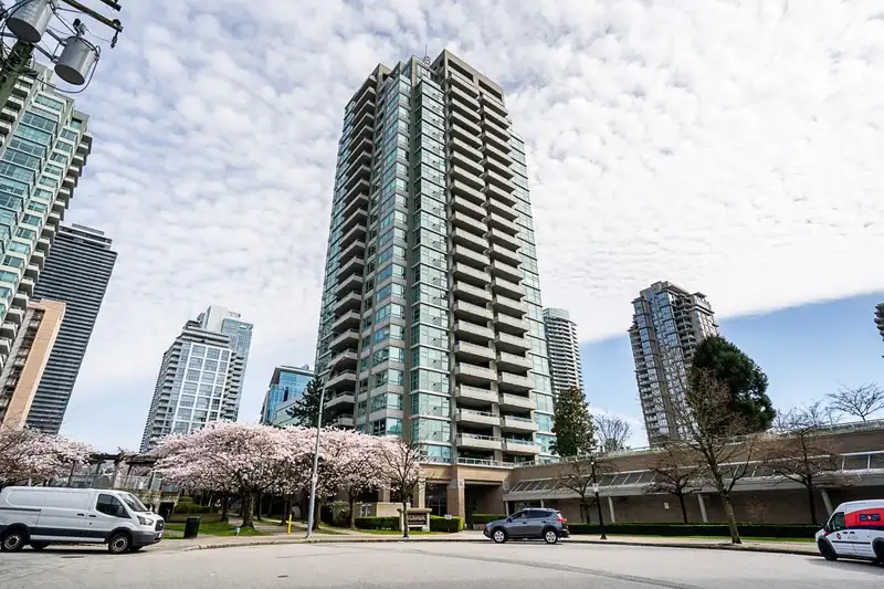 2504 4398 BUCHANAN STREET - photo 1 of 25