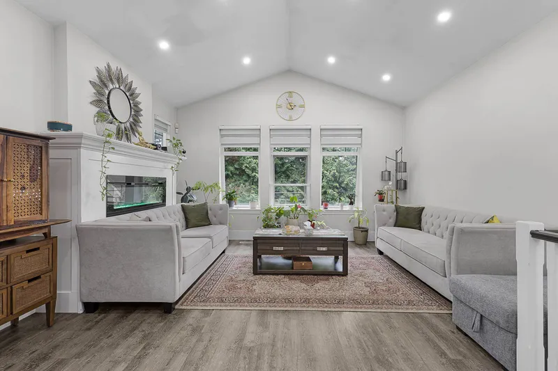 54 15037 58 AVENUE - photo 1 of 25