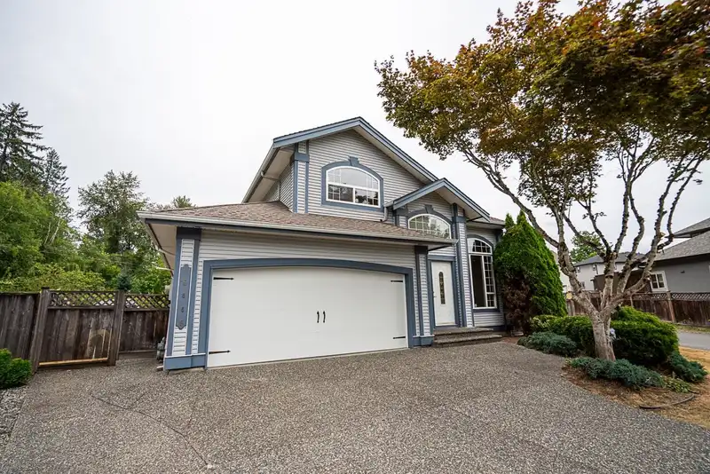 15445 109A AVENUE - photo 2 of 33