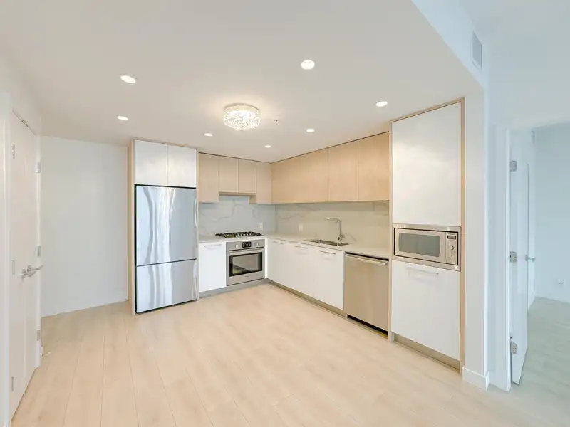 1401 567 CLARKE ROAD - photo 3 of 27
