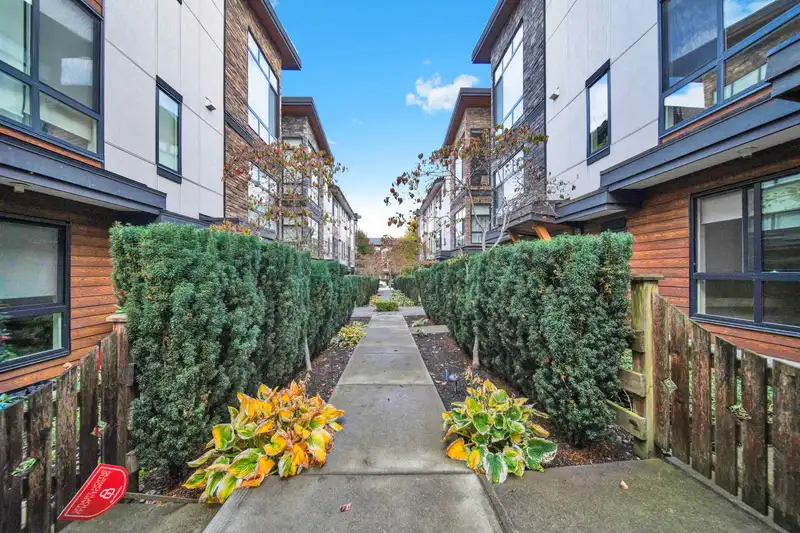 220 16488 64 AVENUE - photo 4 of 40