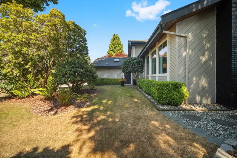 14756 16A AVENUE - photo 4 of 39