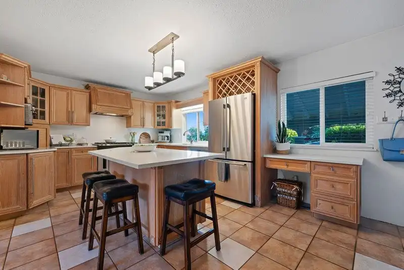 4086 BROCKTON CRESCENT - photo 2 of 20