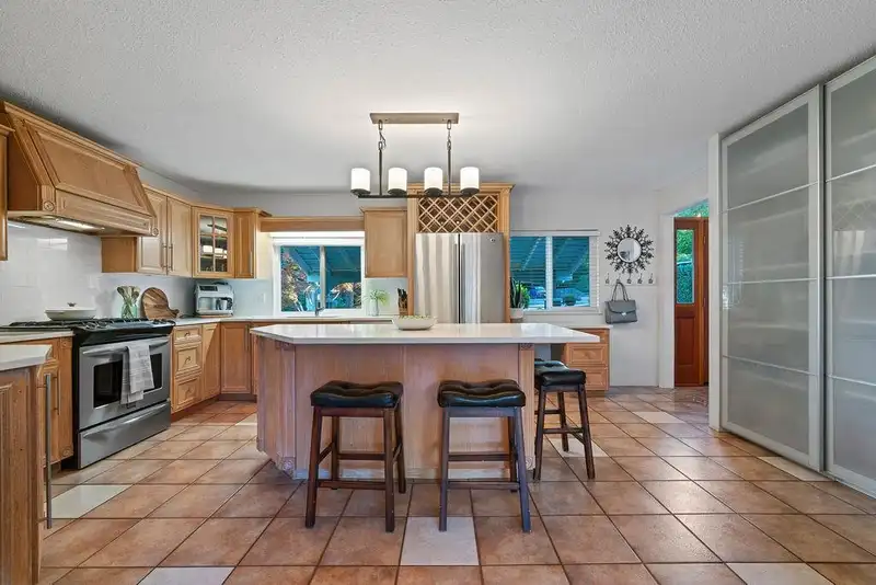 4086 BROCKTON CRESCENT - photo 3 of 20