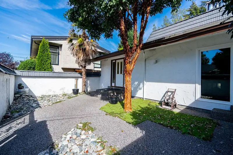 82 52A STREET - photo 4 of 32