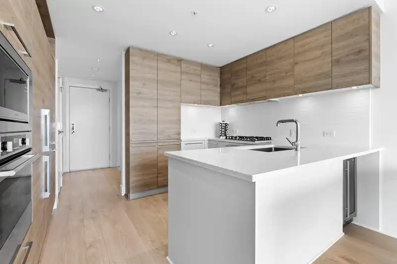 1007 7388 KINGSWAY - photo 2 of 38