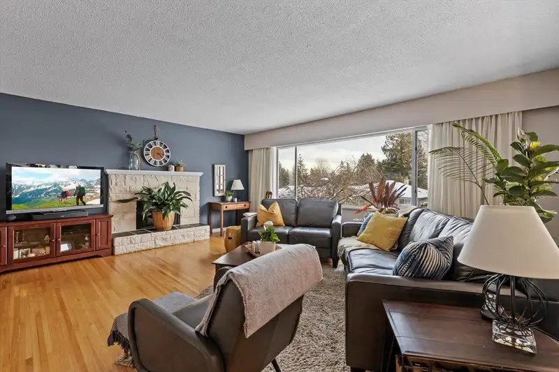 883 GLENCOE DRIVE - photo 4 of 36