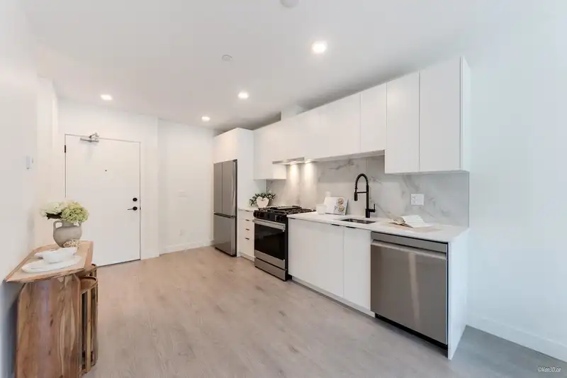 202 13238 105 AVENUE - photo 2 of 20