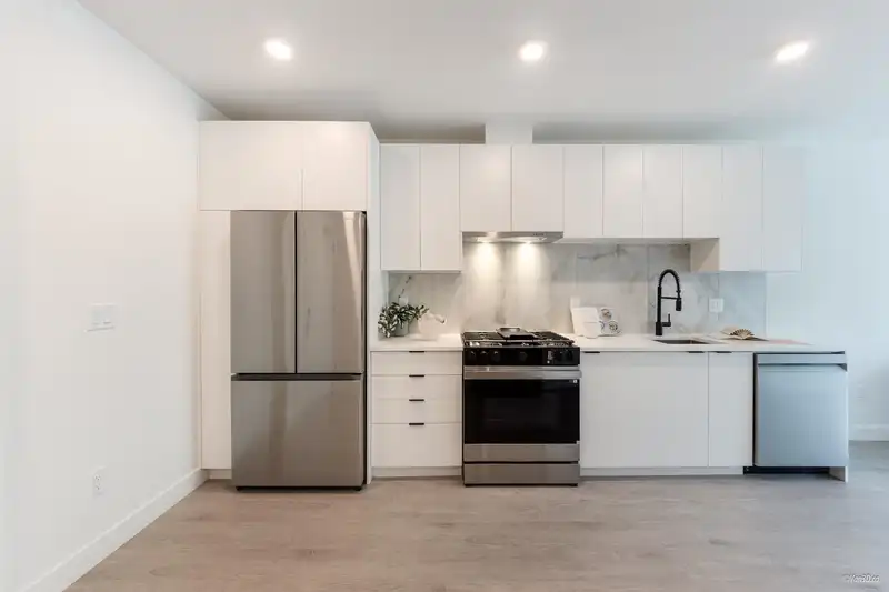 202 13238 105 AVENUE - photo 3 of 20