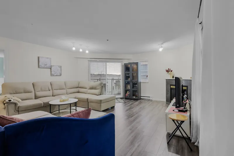 64 2727 E KENT AVENUE NORTH - photo 4 of 25