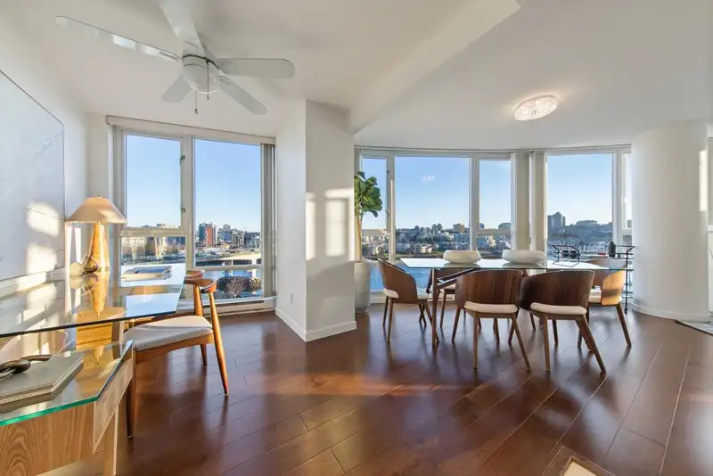1006 1033 MARINASIDE CRESCENT - photo 2 of 39