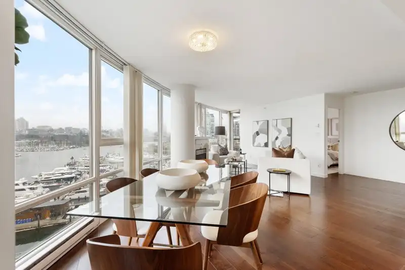 1006 1033 MARINASIDE CRESCENT - photo 4 of 39