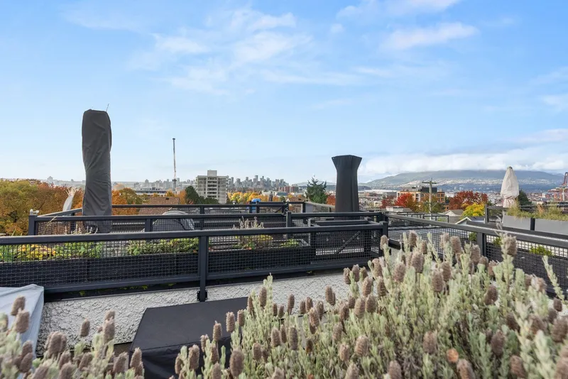 4 1851 ADANAC STREET - photo 3 of 25