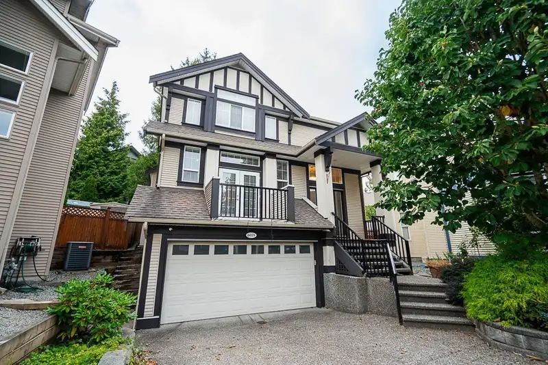 6075 165A STREET - photo 2 of 32
