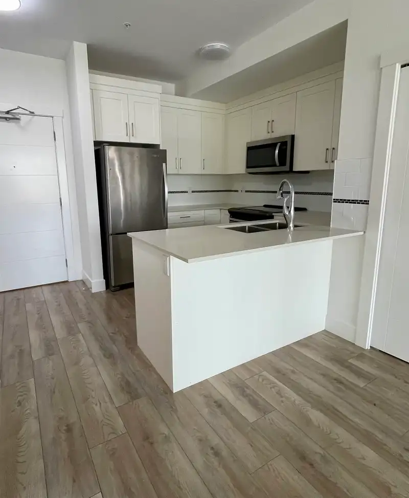 301 22577 ROYAL CRESCENT - photo 3 of 17