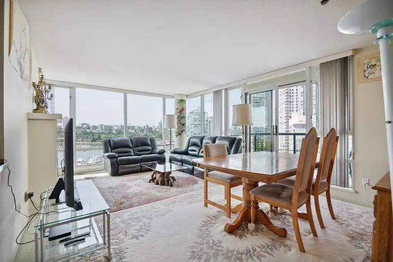 1603 1067 MARINASIDE CRESCENT - photo 3 of 31