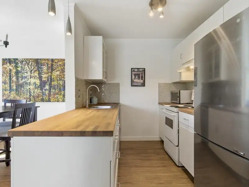 403 570 E 8TH AVENUE - photo 3 of 21