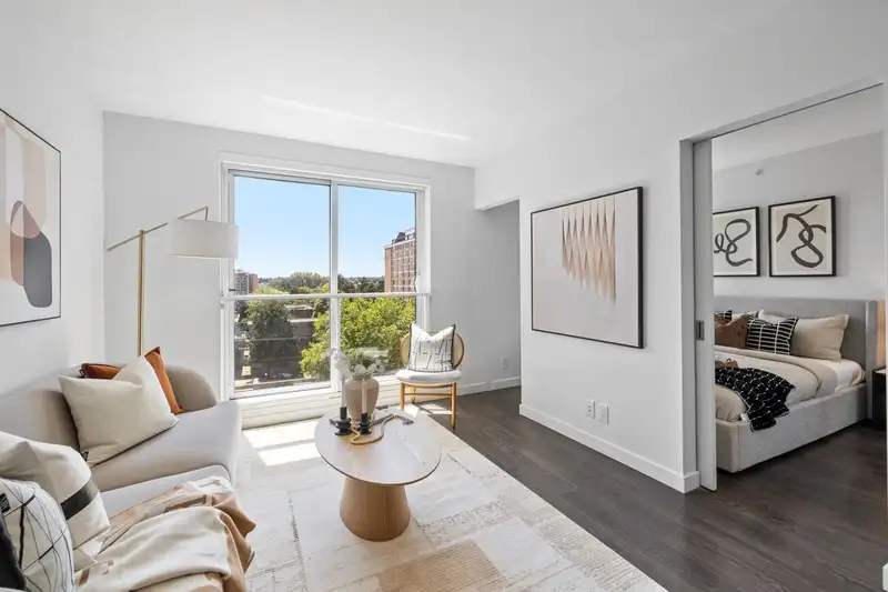 562 955 E HASTINGS STREET - photo 2 of 33