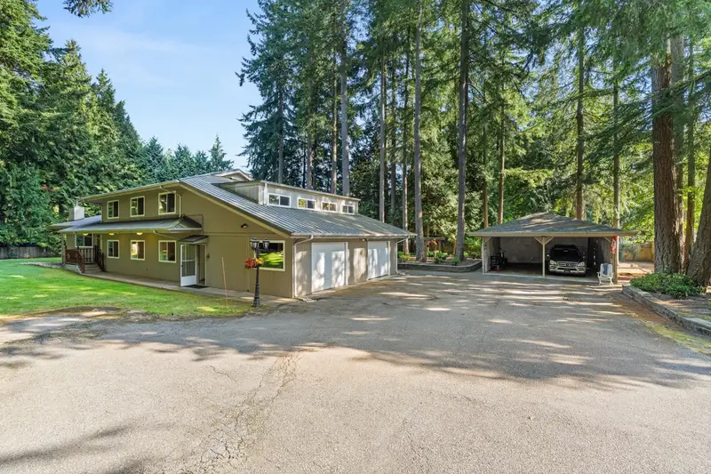 13514 20 AVENUE - photo 2 of 25