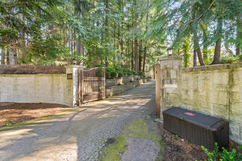 13514 20 AVENUE - photo 4 of 25