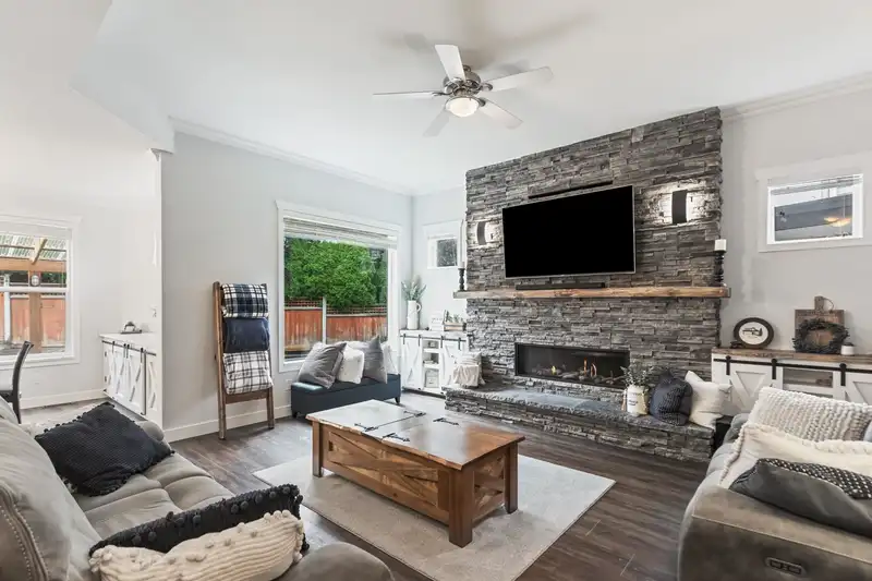 20159 69A AVENUE - photo 3 of 38