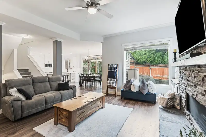 20159 69A AVENUE - photo 4 of 38