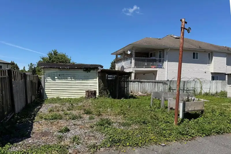 14086 72 AVENUE - photo 3 of 11