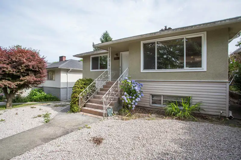 2536 E 29TH AVENUE - photo 3 of 27