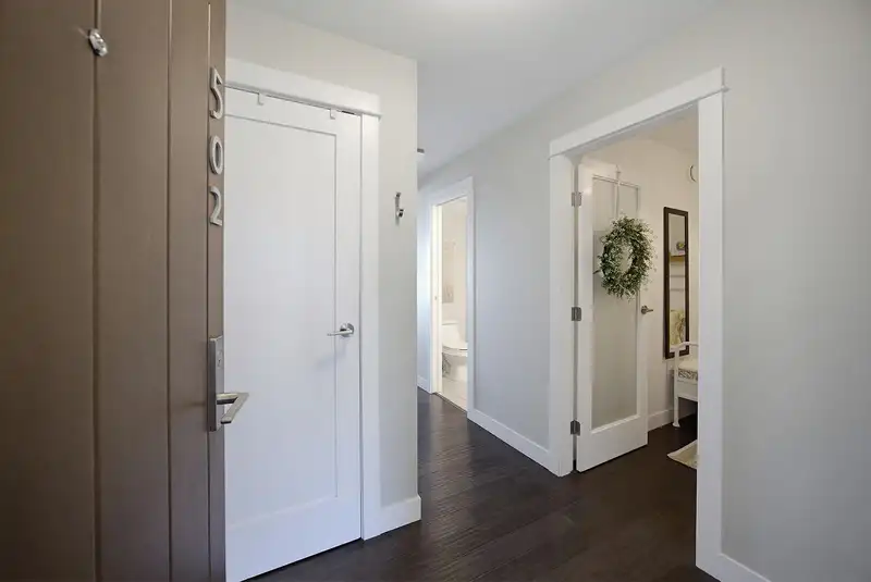 502 14955 VICTORIA AVENUE - photo 2 of 40