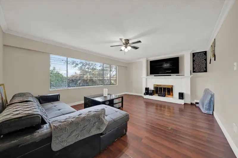8531 116A STREET - photo 4 of 29