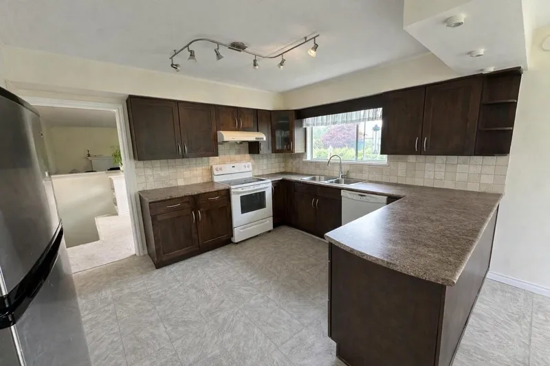 10231 AINTREE CRESCENT - photo 4 of 5