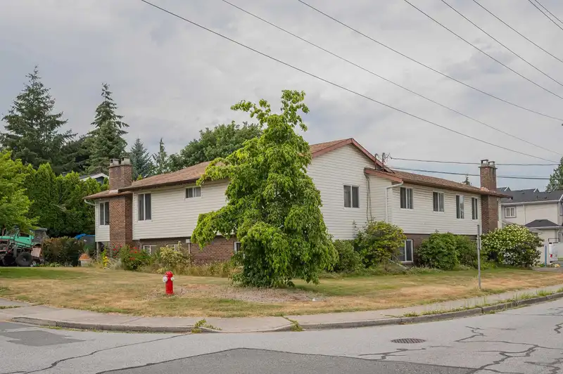 15589 17 AVENUE - photo 2 of 40