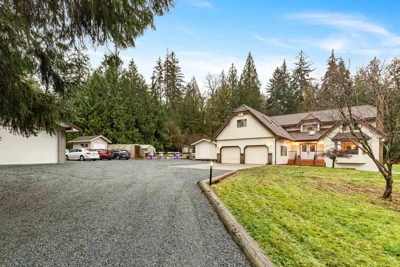 26330 TRETHEWEY CRESCENT - photo 3 of 40