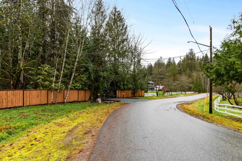 26330 TRETHEWEY CRESCENT - photo 4 of 40