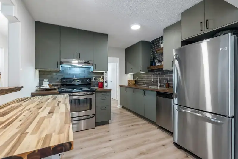 310 33400 BOURQUIN PLACE - photo 1 of 29