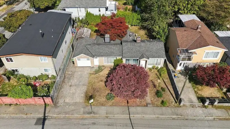 2219 E 25TH AVENUE - photo 2 of 33