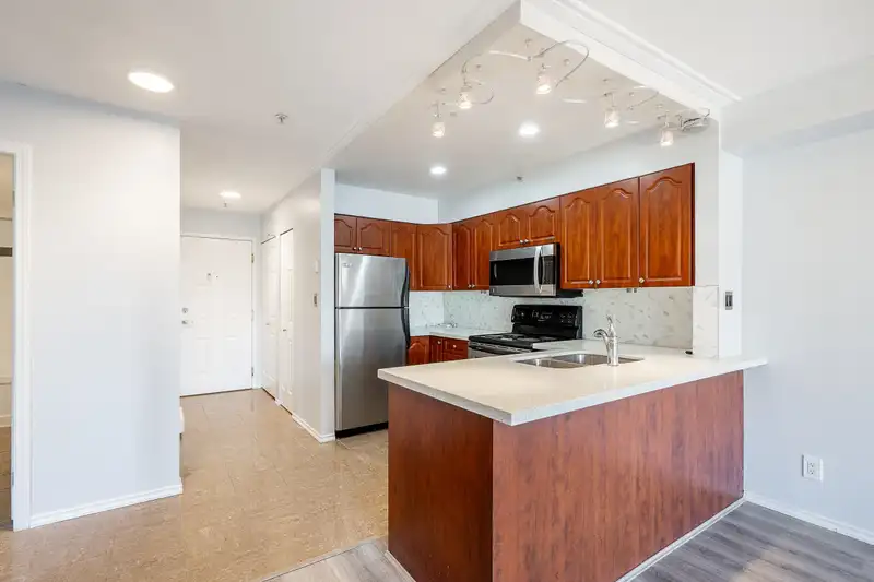208 633 W 16TH AVENUE - photo 3 of 38