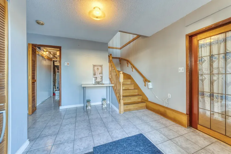 6500 YEATS CRESCENT - photo 3 of 25