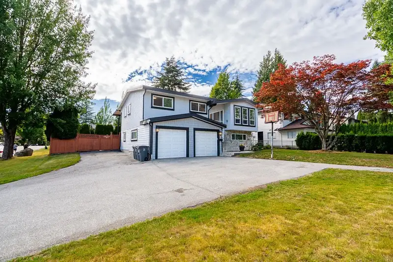 6209 172ND STREET - photo 2 of 10