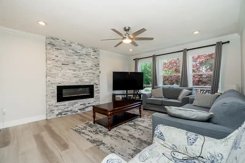 6209 172ND STREET - photo 3 of 10