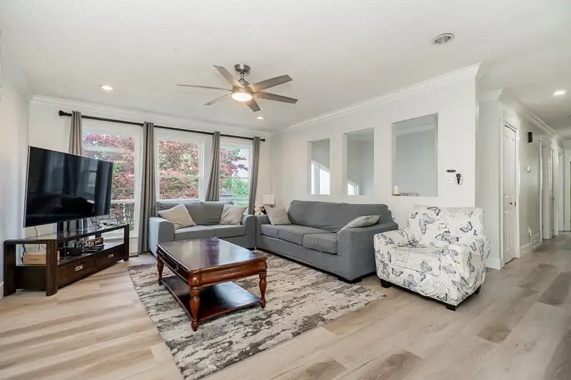 6209 172ND STREET - photo 4 of 10