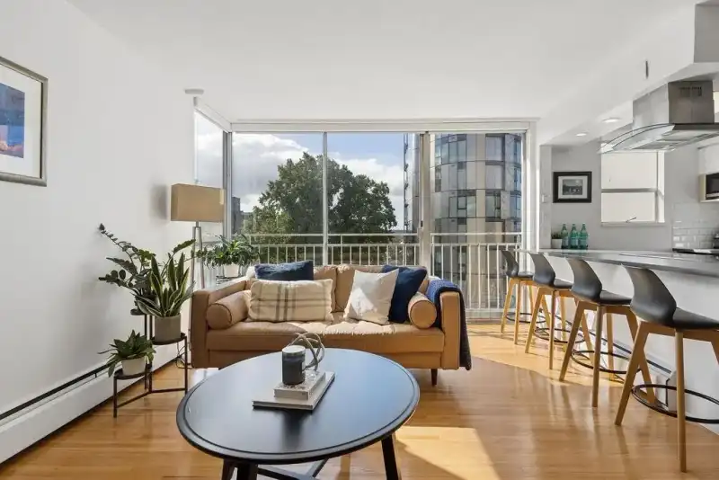 607 1250 BURNABY STREET - photo 1 of 21