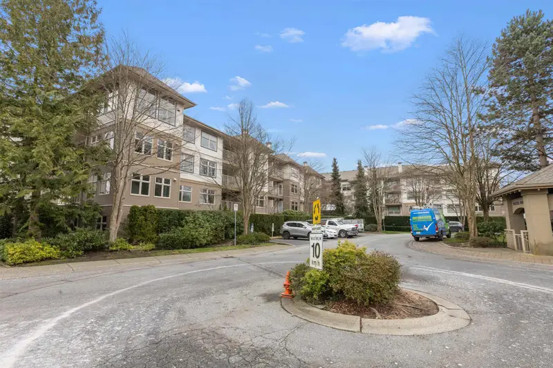 411 15210 GUILDFORD DRIVE - photo 2 of 25