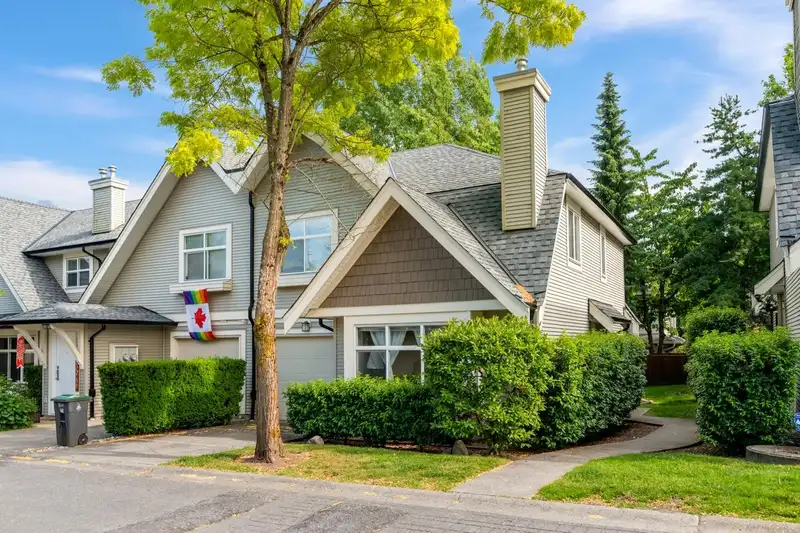 33 15968 82 AVENUE - photo 2 of 24