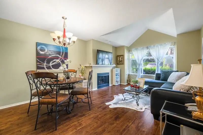 33 15968 82 AVENUE - photo 3 of 24
