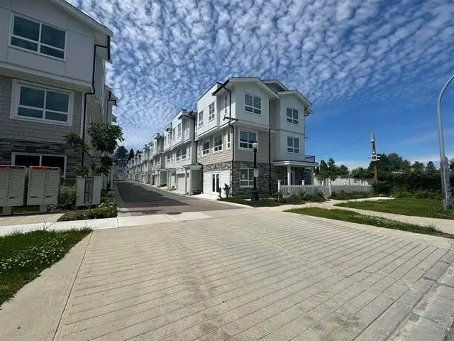 32 8181 135A STREET - photo 3 of 9