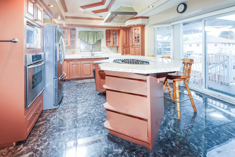 7176 124 STREET - photo 4 of 6