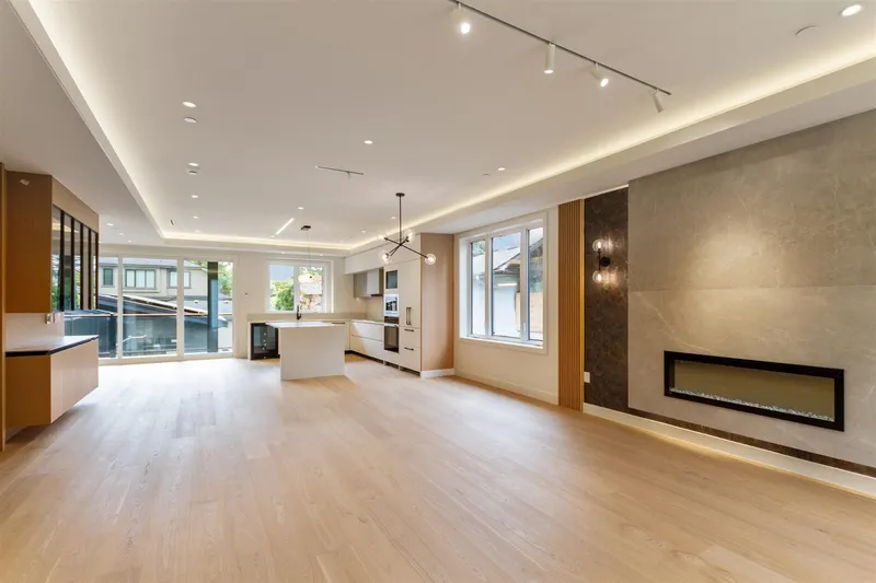 2022 NANTON AVENUE - photo 2 of 22