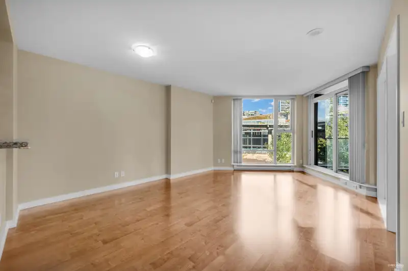 607 583 BEACH CRESCENT - photo 3 of 28