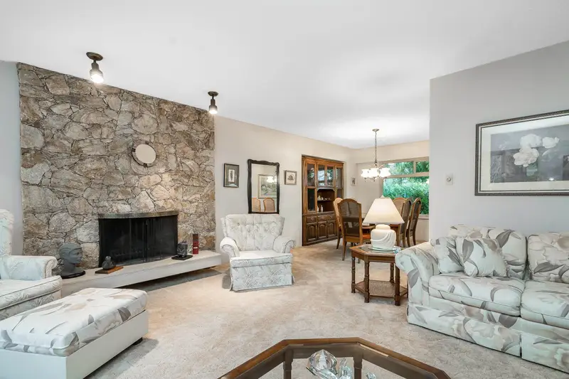 21073 43 AVENUE - photo 4 of 25